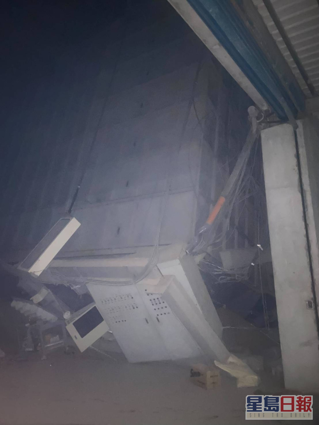关山一间碾米厂的谷物仓库倒塌。fb