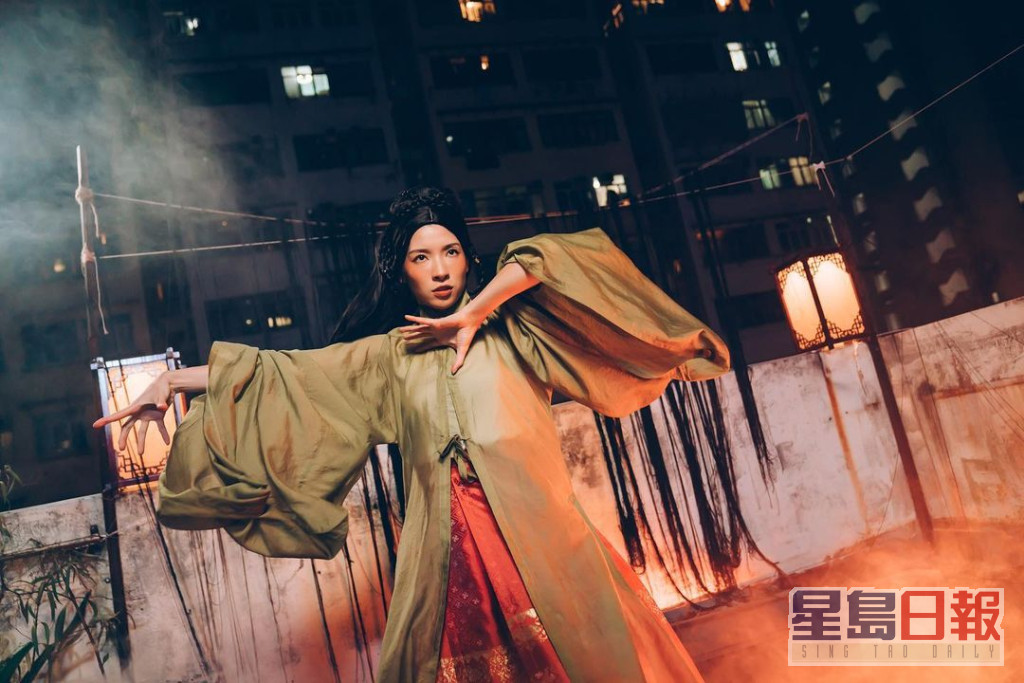 早前苇璇拍鲜浪潮作品《九龙皇帝》，扮古装做打女，令她爱上演侠女角色。