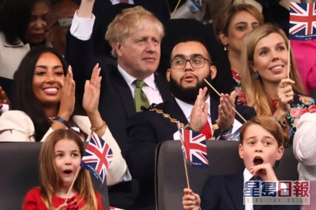 夏洛特公主和乔治王子看表演时表现兴奋！ 还有英国首相约翰逊。