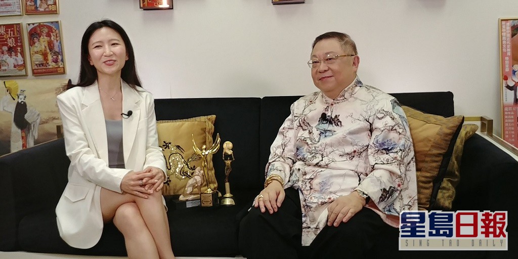 李居明接受主播王凌燕专访。