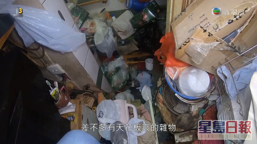 業主卻驚見70多歲的租客將單位塞滿垃圾。