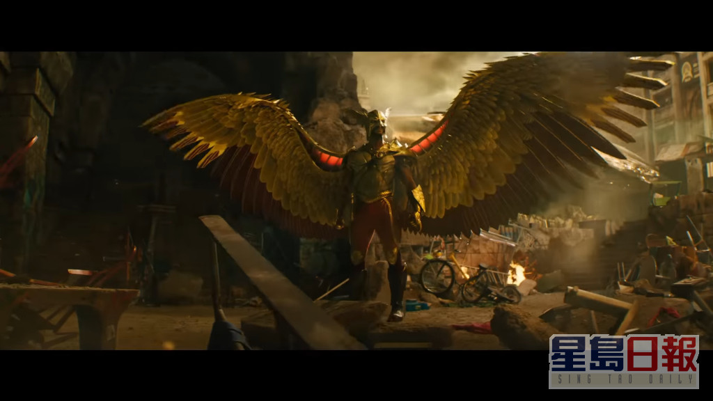 Aldis Hodge饰演的Hawkman有对黄金飞翼，十分有型。