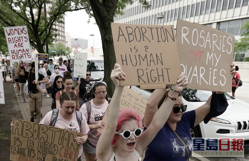 在馬薩諸塞州有市民遊行支持市民應有墮胎權。AP