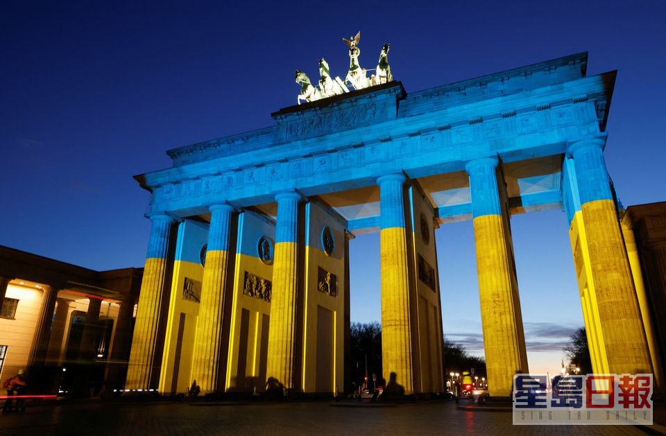 柏林地標布蘭登堡大門，投射烏克蘭國旗顏色，聲援烏克蘭。路透社圖片