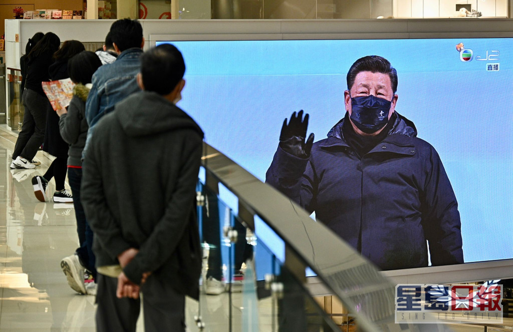 市民在商场观看北京冬奥开幕式。
