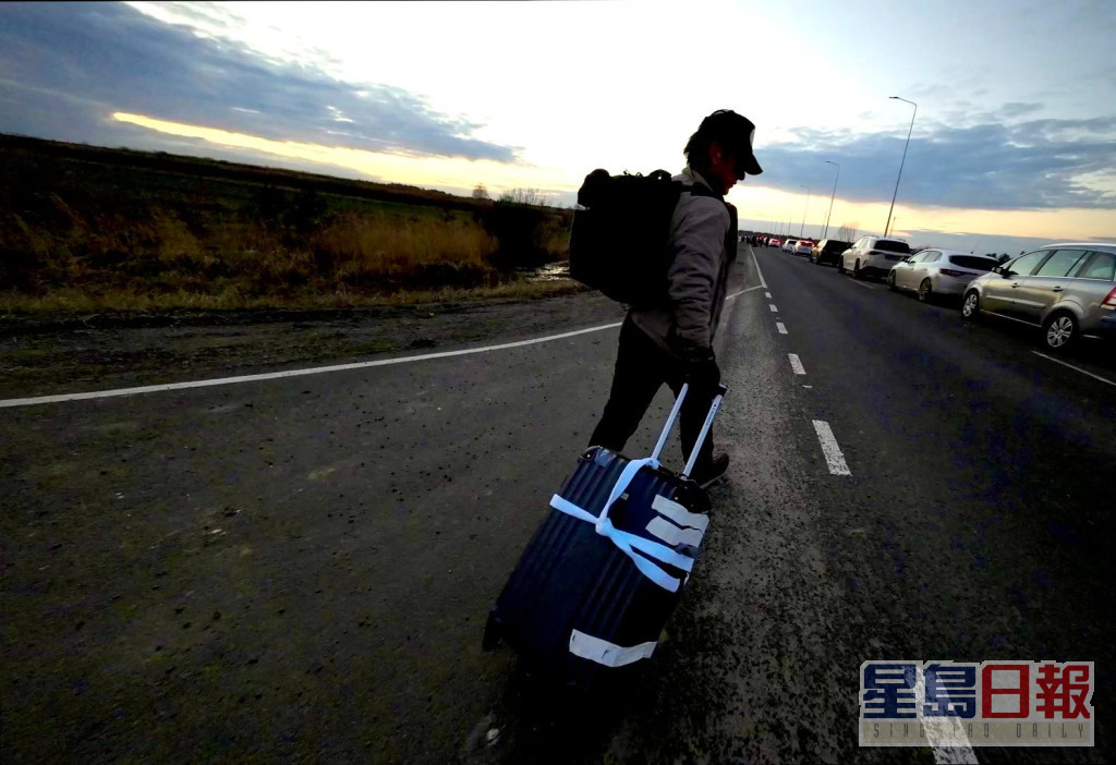 辛潘本月1日在社交網更新離開烏克蘭，表示棄車徒步到波蘭邊境。