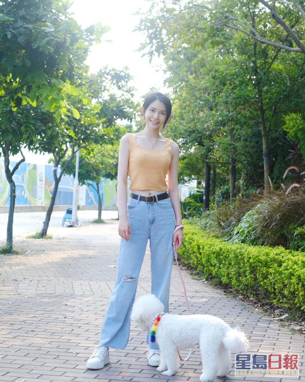 有份拍摄《港女野人》的26岁陈若思，2020年选港姐入围最后十强，签约无綫入行。