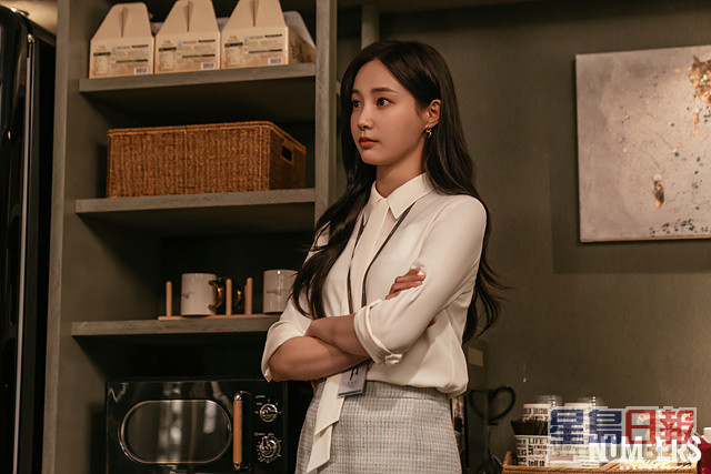 妍雨飾演陳妍兒是泰一會計師事務所交易部門高級助理，也是高中畢業出身的新會計張浩宇的助手。