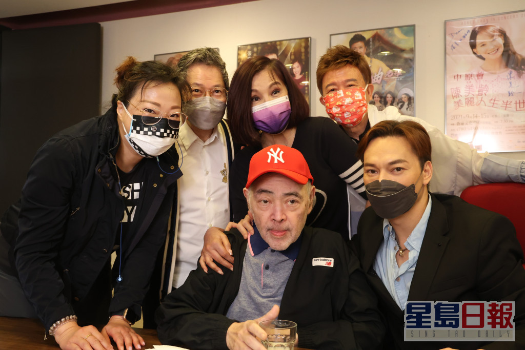 環星娛樂歌手方麗盈(左後1起)、老闆張國林、姚煒、尹光及方俊(前右1)跟張偉文拍答謝片。