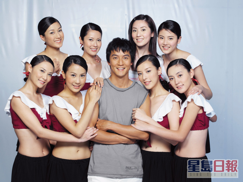 陈颖妍（后左二）曾与吴彦祖合拍广告。