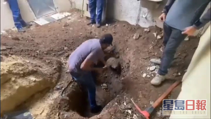 当地警方公开挖掘过程。