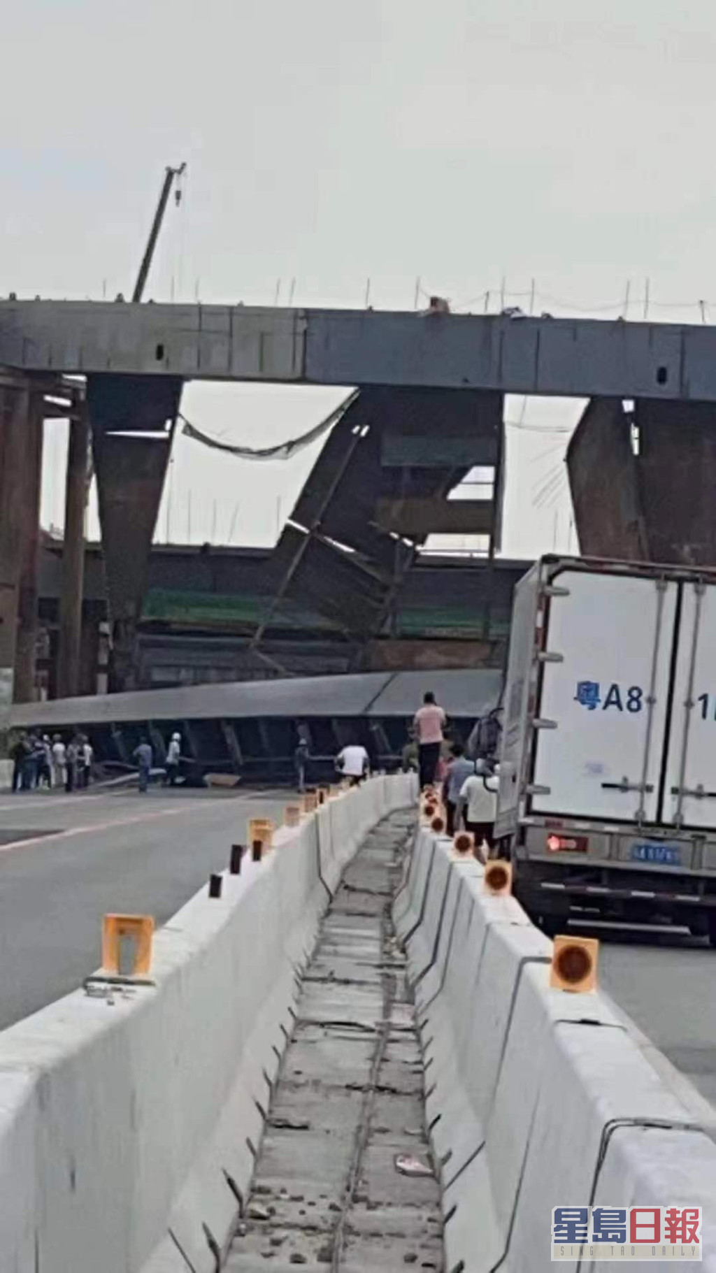 大桥组建横卧来回路面。网上图片