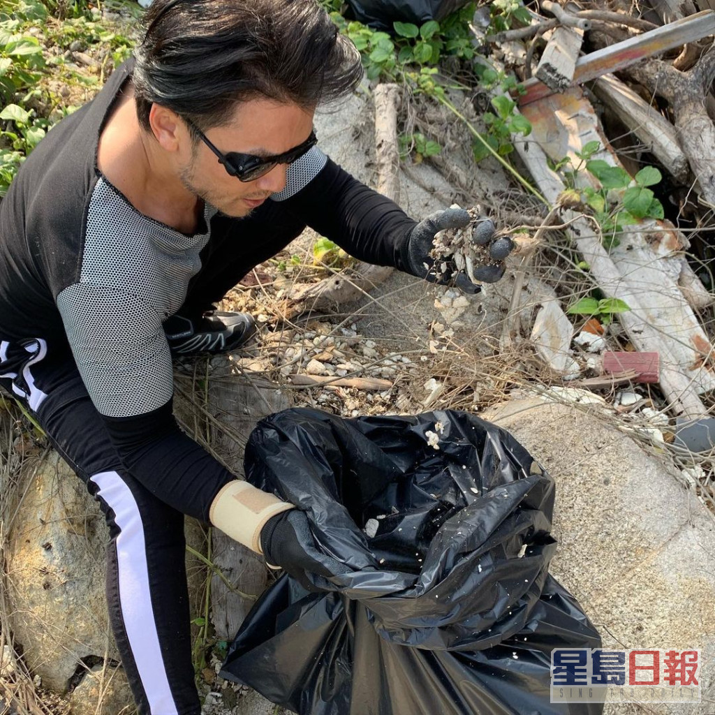 唐文龍更會與友人一同到海灘執垃圾，可謂為環保出心出力。