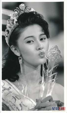 同年参选首届华姐成为大热门，最后顺利取下冠军，并获得最上镜小姐。