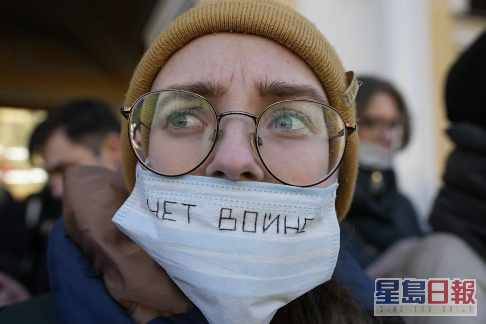 在俄羅斯聖彼得堡，一名示威者戴著「沒有戰爭」的口罩參加抗議行動。AP圖片