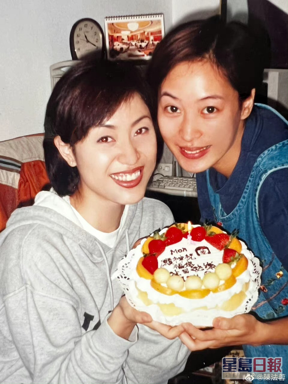 陈法蓉近日分享与黎美娴摄于1998年的合照。