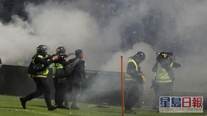 防暴警察在球場施放催淚彈，引發爭議。路透社圖片