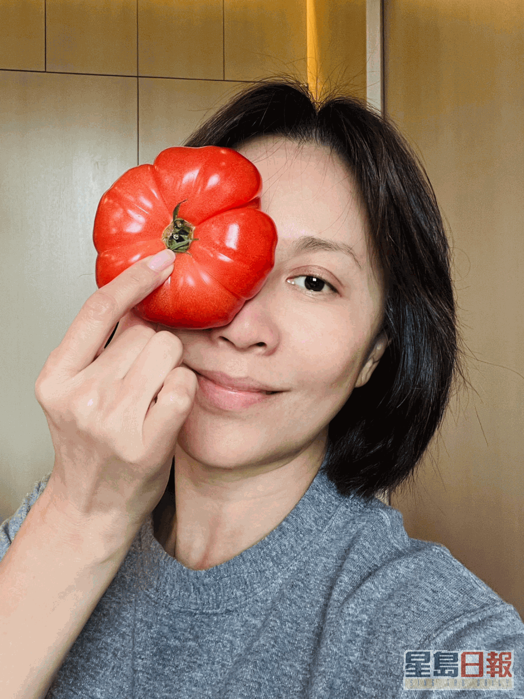 刘嘉玲日前也在社交网贴出一张素颜拿着灯笼椒的照片，见她年近60皮肤依然白滑紧致！