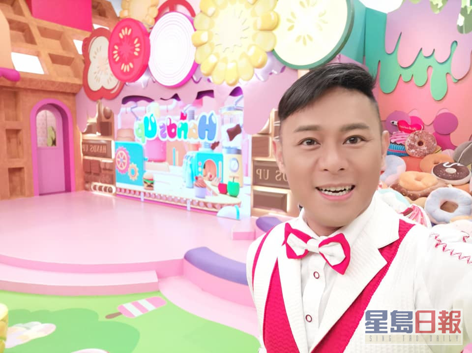 伍文生2021年7月获邀返TVB主持儿童节目《Hands Up》。