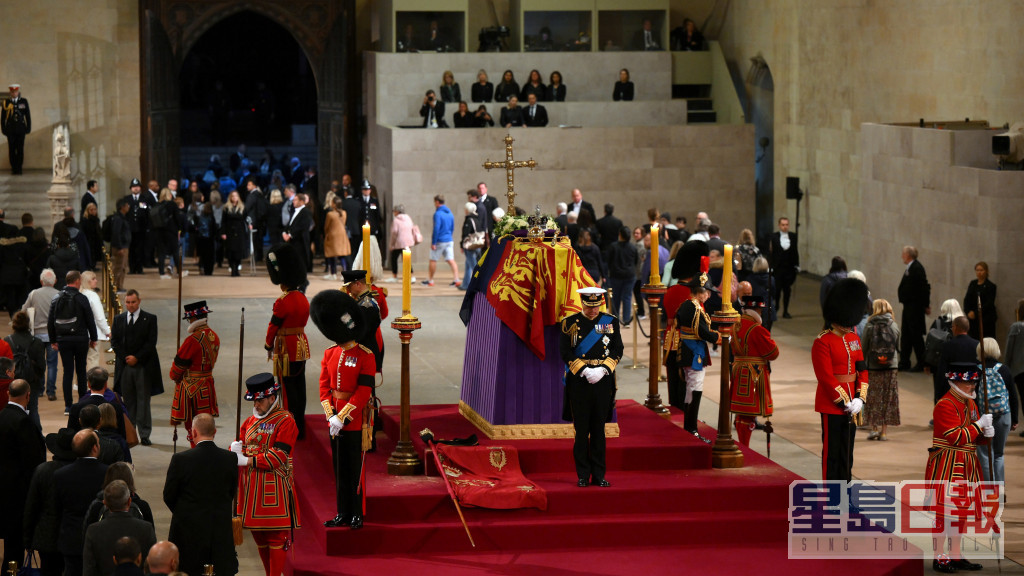 查理斯三世与安妮公主及安德鲁王子等4人分别站在灵柩四边。AP