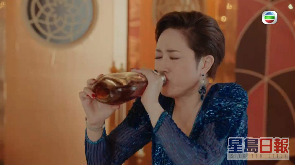 「妈妈生」沙律姐（陈法蓉饰）最终乾两瓶烈酒平息事件。