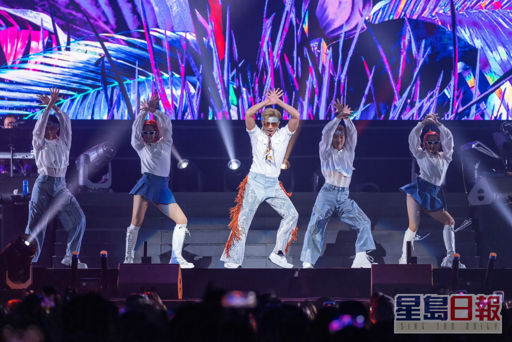 郭富城最近在美加举行巡回演唱会。