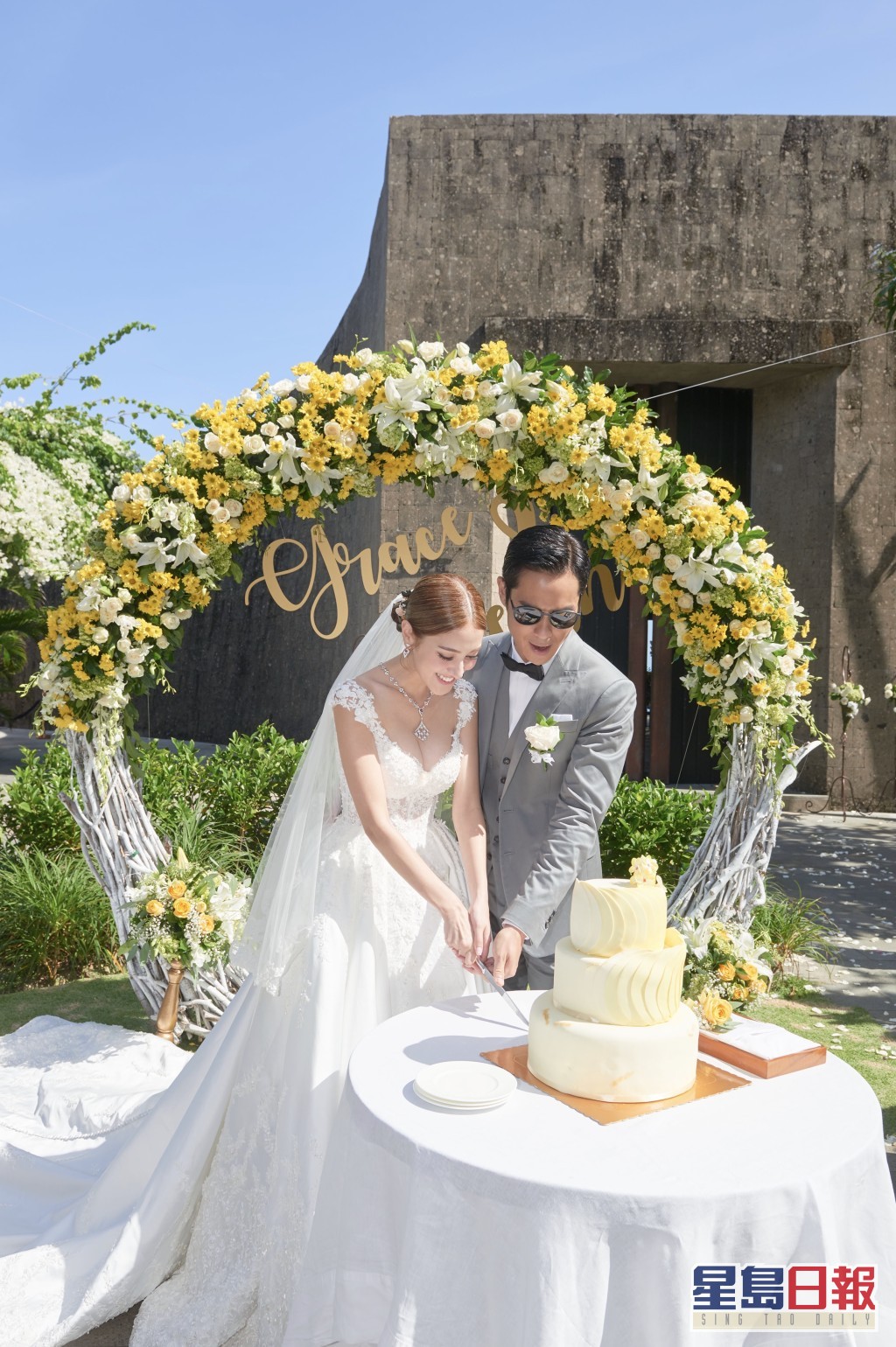 陈凯琳与郑嘉颖于海外举行婚礼。