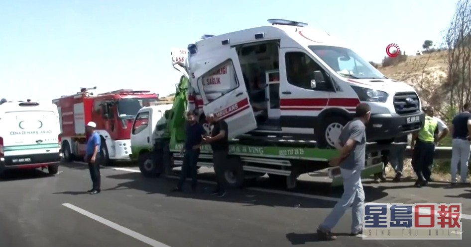 救护车车尾被撞至严重损毁。REUTERS