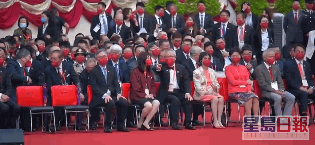前行政長官林鄭月娥、曾蔭權等出席升旗禮。