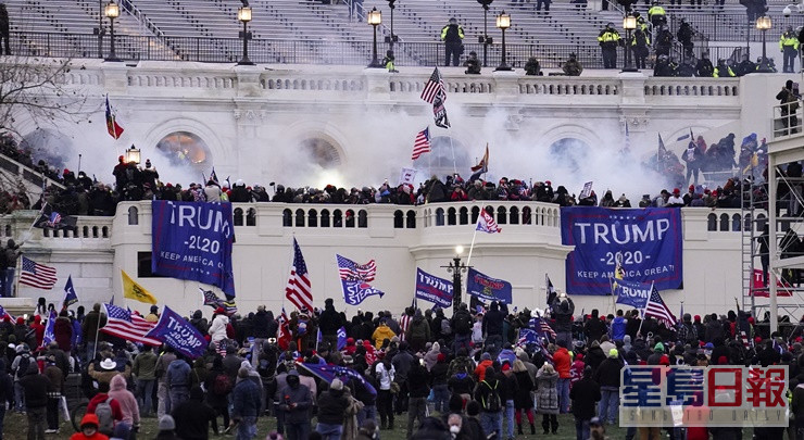 国会暴乱当天大批特朗普支持者闯入国会大楼。AP资料图片