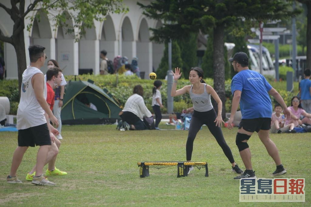 市民在公園做運動。