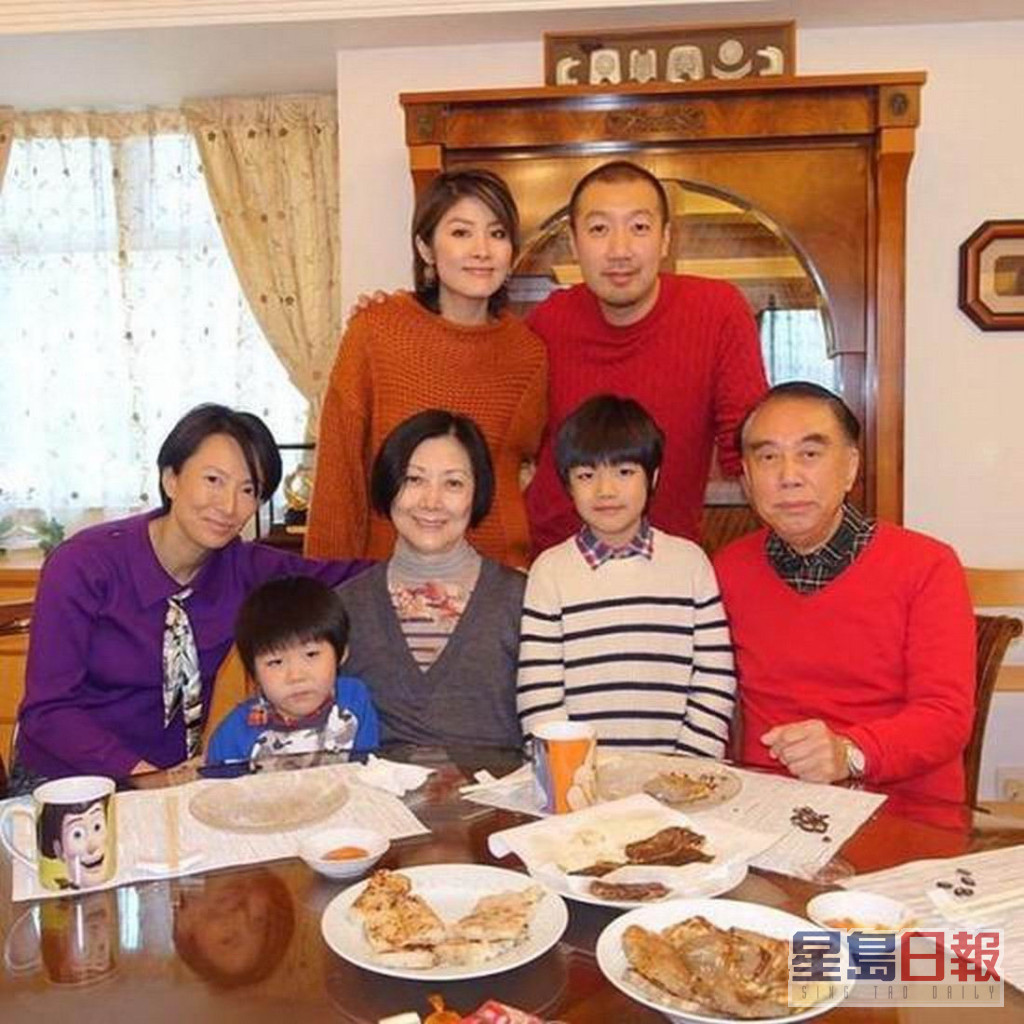 陈慧琳与丈夫刘建浩、老爷奶奶、刘建浩胞姐刘建芝及陈慧琳儿子刘升与刘琛大合照。