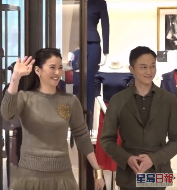 疫情过后，久未夫妻档出席公开活动的袁咏仪和张智霖甫出场开心挥手。