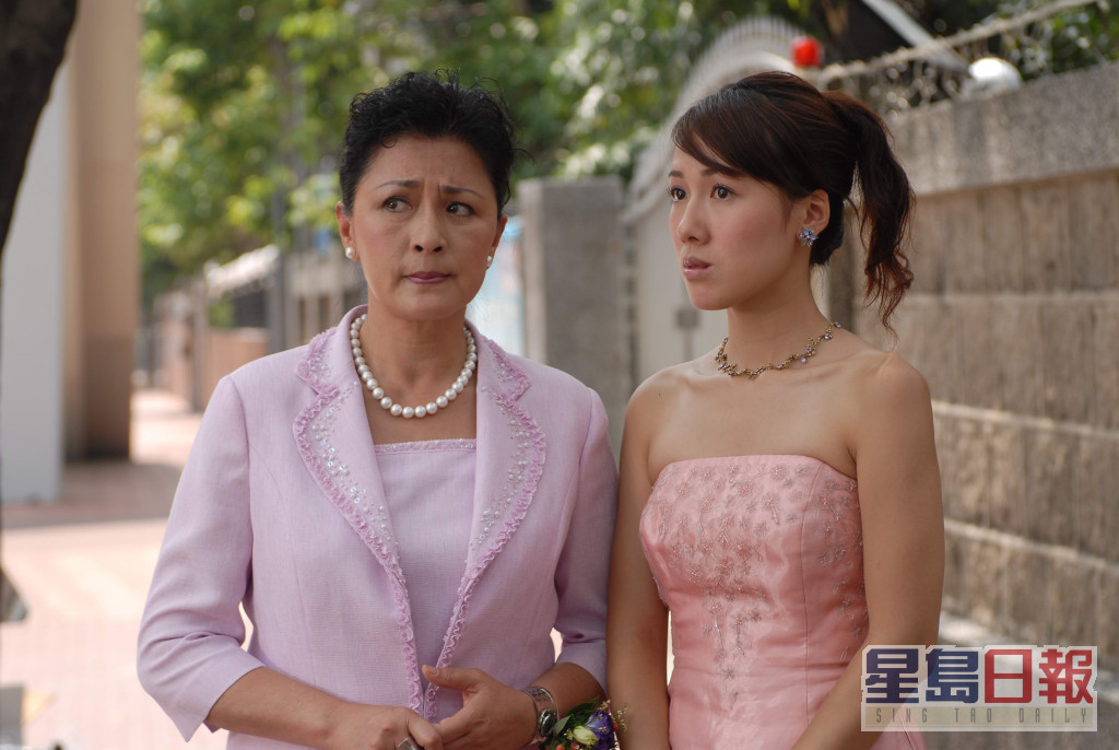 黄淑仪（左）曾于10多年前到北京拍剧，可惜未有时间在当地游览。