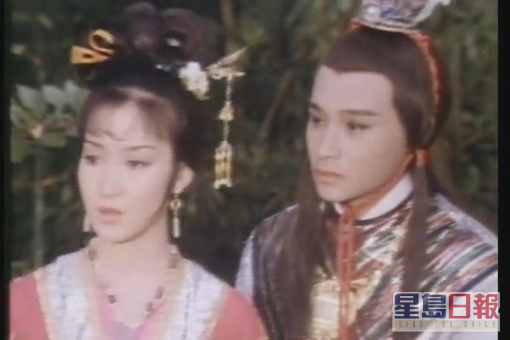 张国荣早在1977年初出道时已经初登银幕，然而竟是与黄杏秀拍三级片《红楼春上春》，他在戏中扮演贾宝玉，黄杏秀则演林黛玉。