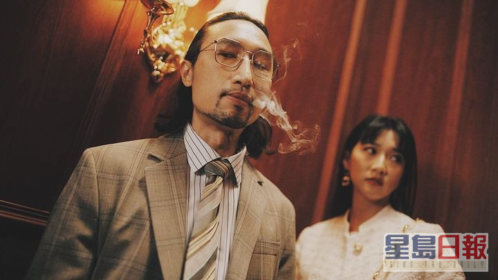  郑瑶（右）去年为Tyson Yoshi的《I don’t smoke & I don’t drink》MV客串一角。