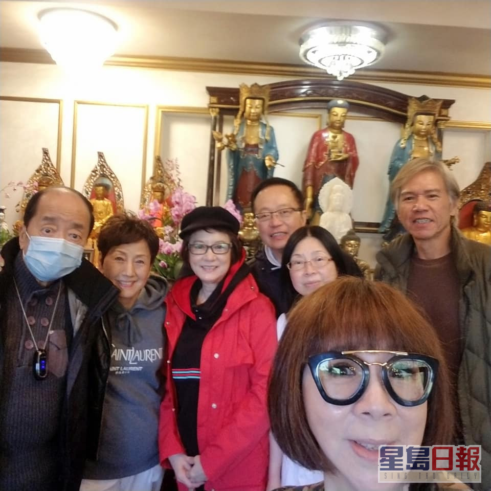 林嘉華夫婦參觀禪院，見到江雪（左二）及苗可秀（左三）都在場。