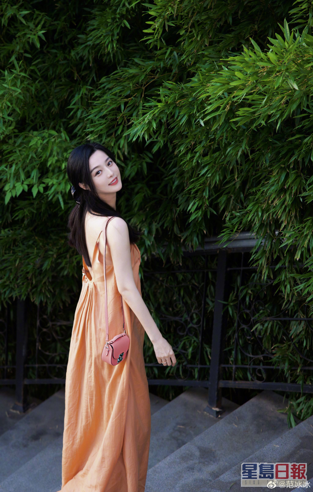 年中都有post过夏日look，橙色吊带连身裙，飘少女味。