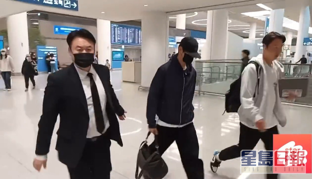 韓媒直播車銀優返抵仁川機場的情況。