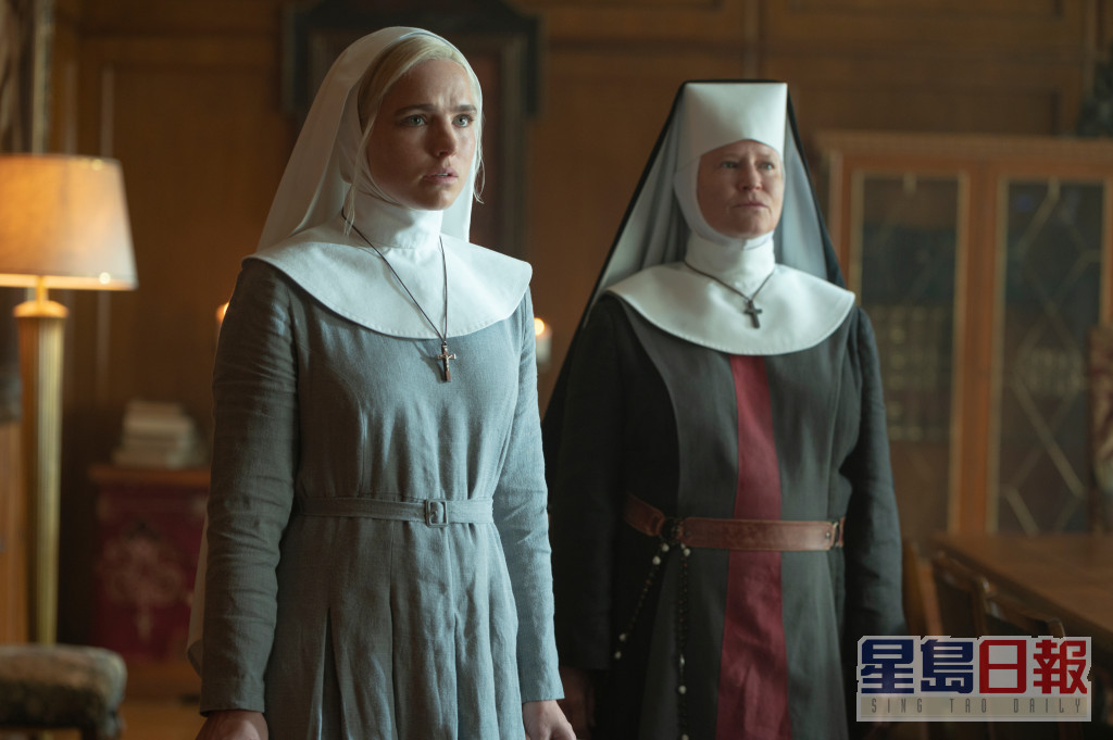 左邊就係首位驅魔修女安妮。