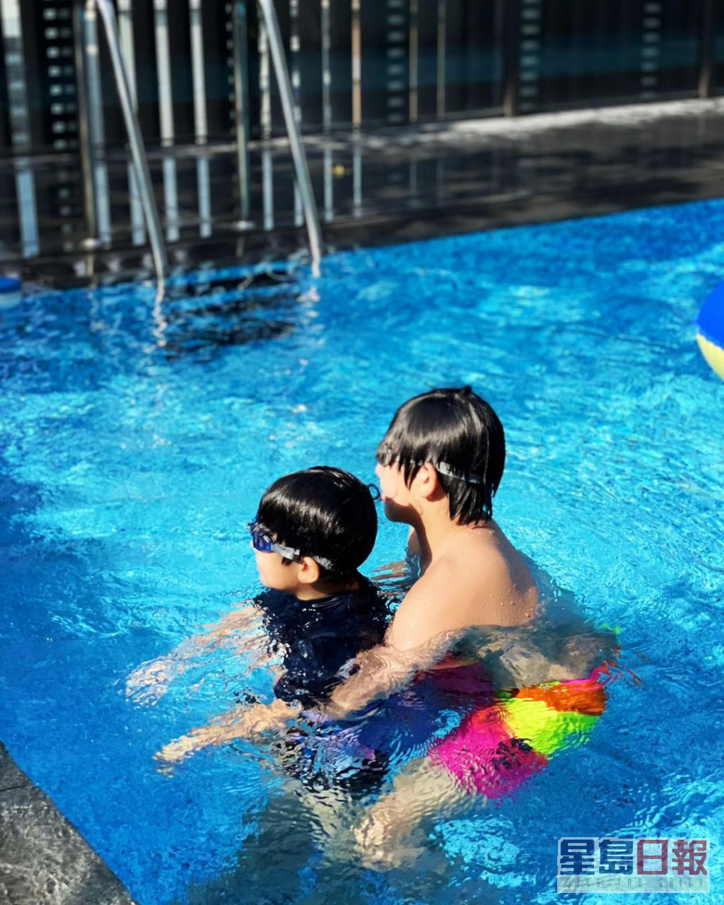 陈若仪陪儿子游水。
