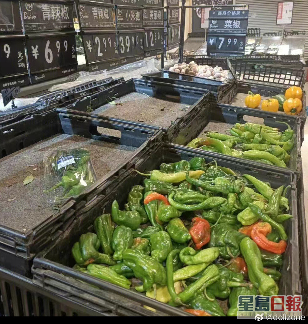 超市货架上的蔬果几被扫光。网图