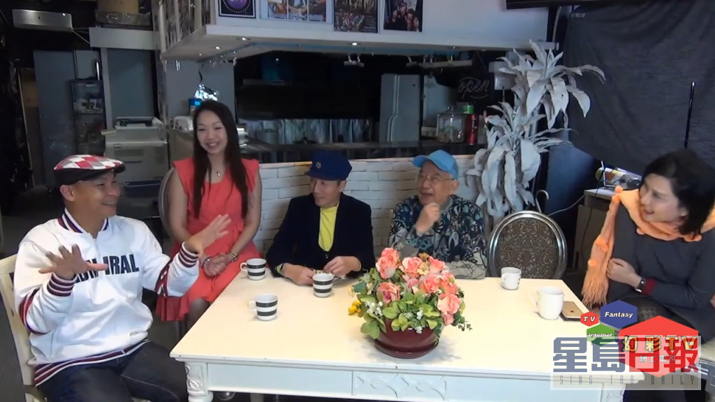江晖（左三）在2017年的平安夜因肝癌病逝，对江图打击颇大。