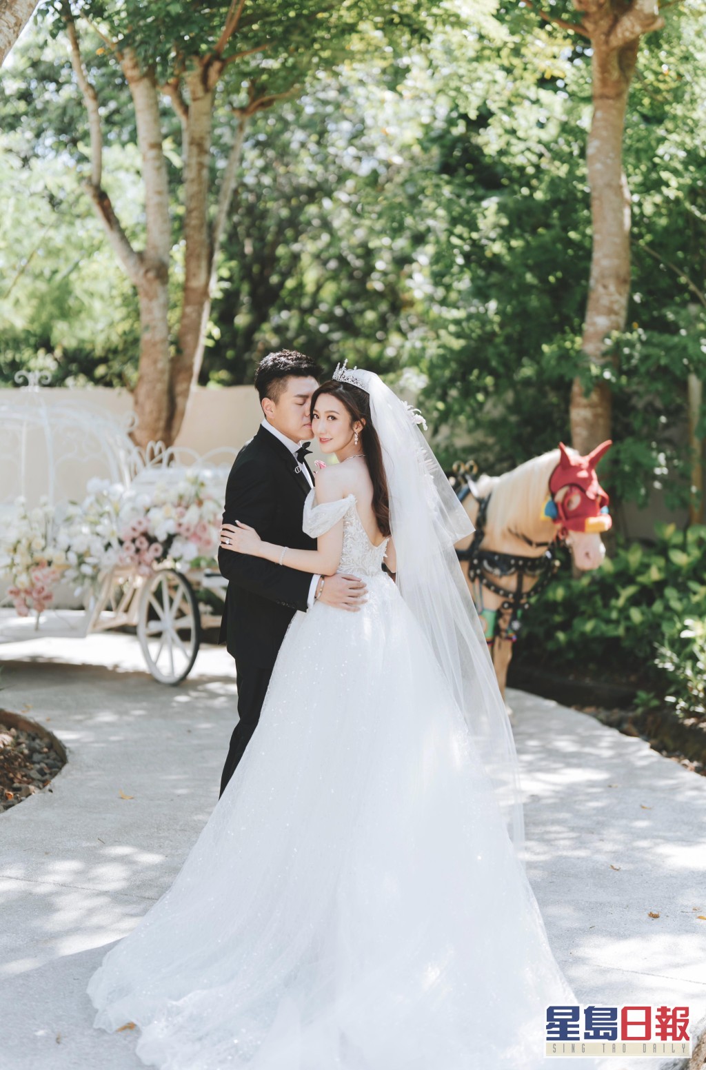 今日（18日）何依婷在社交平台贴上婚礼的相片，正式成为人妻。