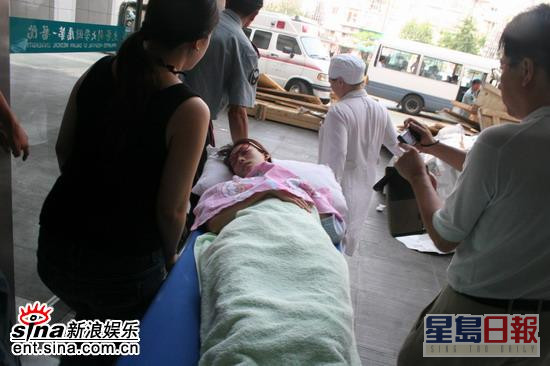 林志玲發生墮馬意外後，送院時狀甚痛苦。（新浪圖片）
