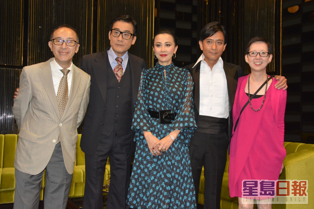 劉嘉玲、梁家輝和謝君豪曾主演由毛Sir執導嘅舞台劇《杜老誌》。