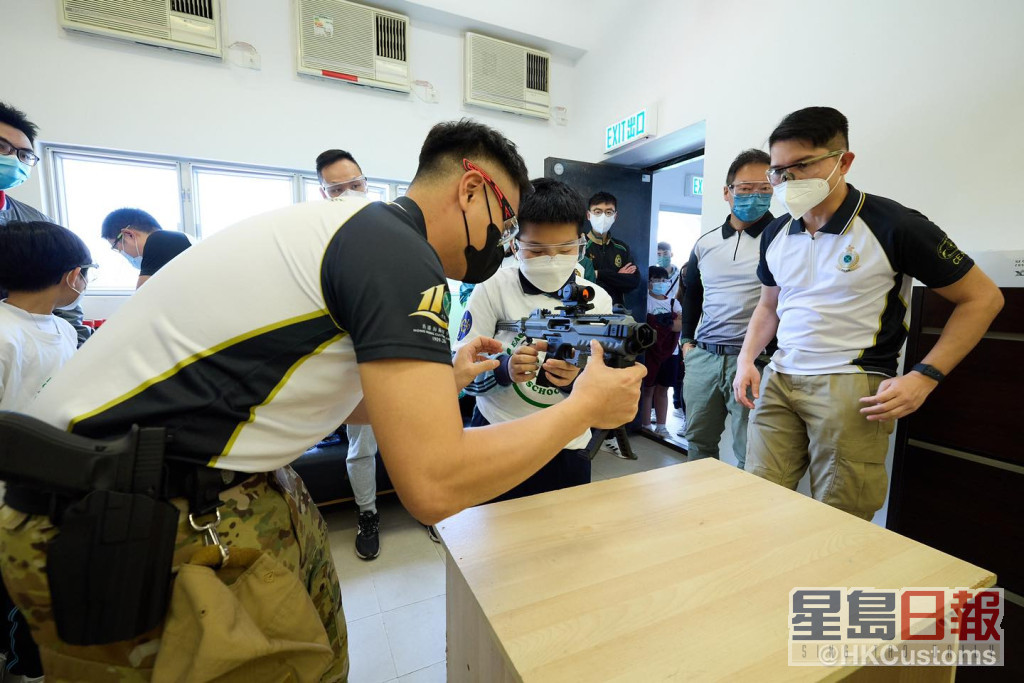 參加體驗日的同學接受射擊體驗。香港海關facebook圖片