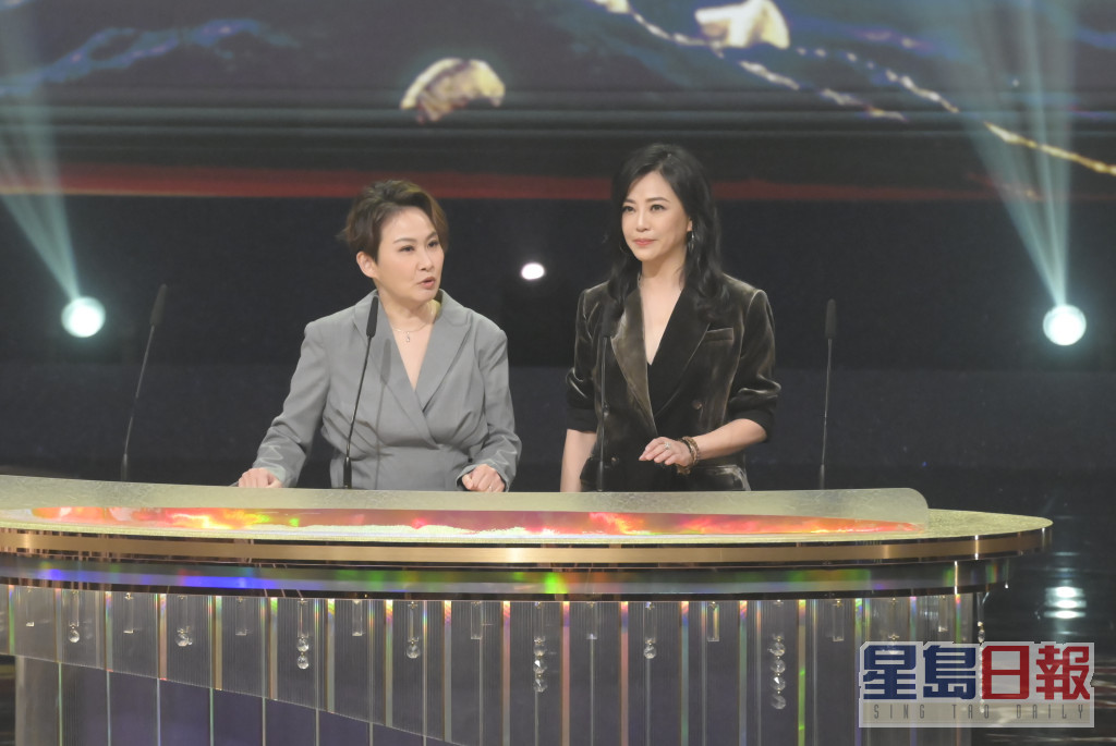 现年51岁的刘小慧依然保养得宜，日前在TVB《万千星辉颁奖典礼》与汤宝如一同颁奖，一样明艳照人。