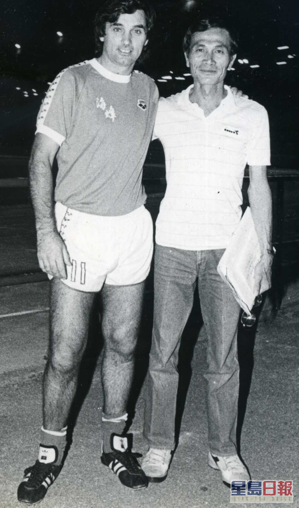 何鉴江（右）何鉴江于80年代一直担任香港电台体育组高级监制，并于1982年获花花足球队创办人袁新邀请进入管理层。