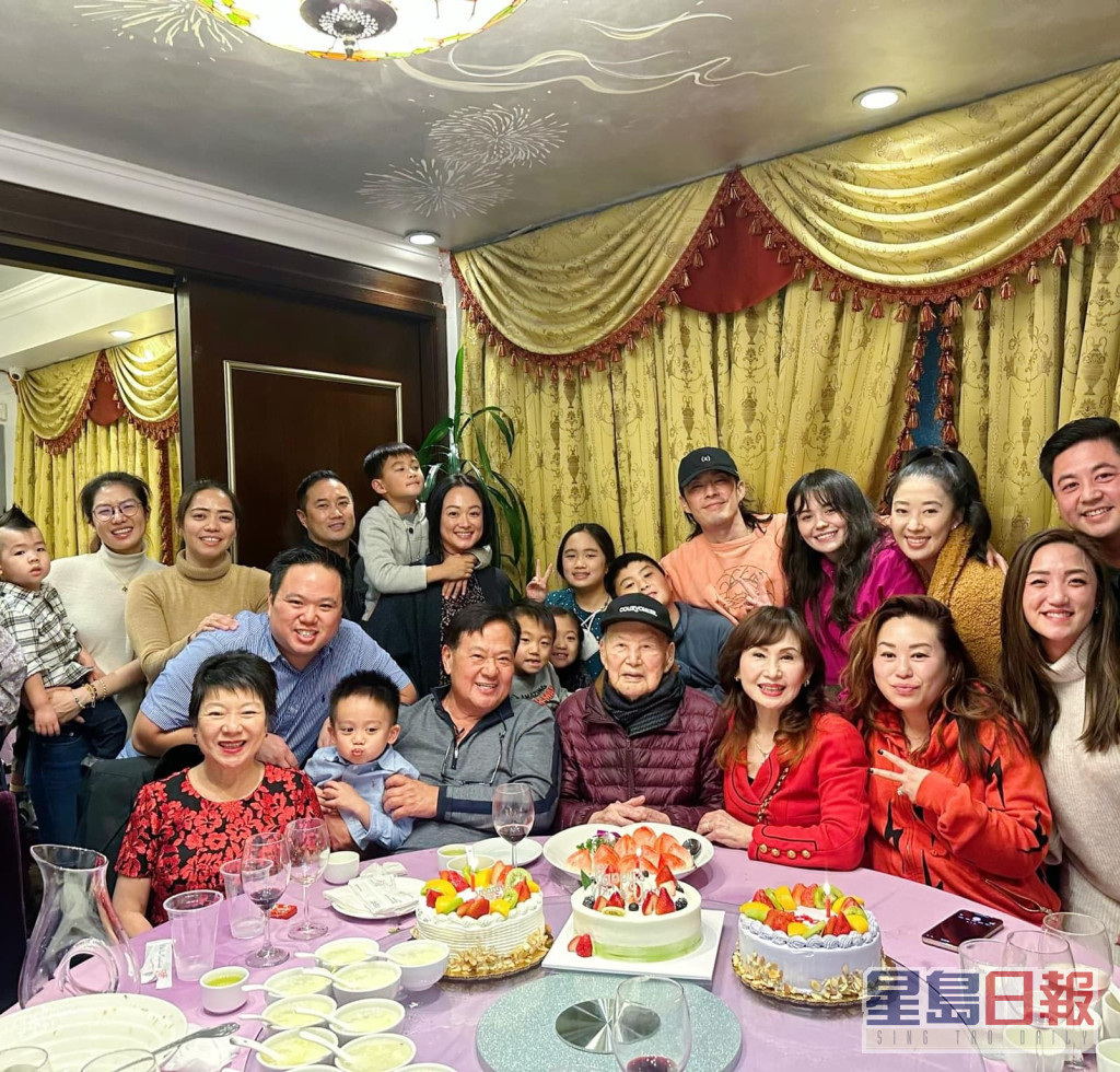 今年1月吴建豪一家才为外公庆祝100岁。